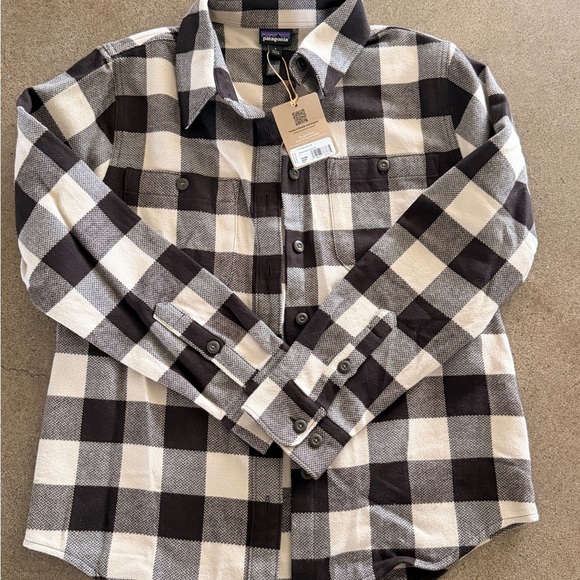 Patagonia Women’s Plaid Shirt in Black and Cream - Picture 4 of 4